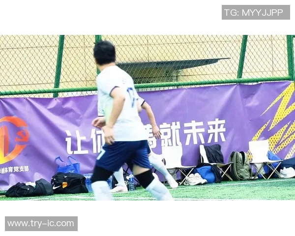 足球明星们在家中观看比赛的精彩瞬间与感人故事分享 足球明星们在家中观看比赛的精彩瞬间与感人故事分享