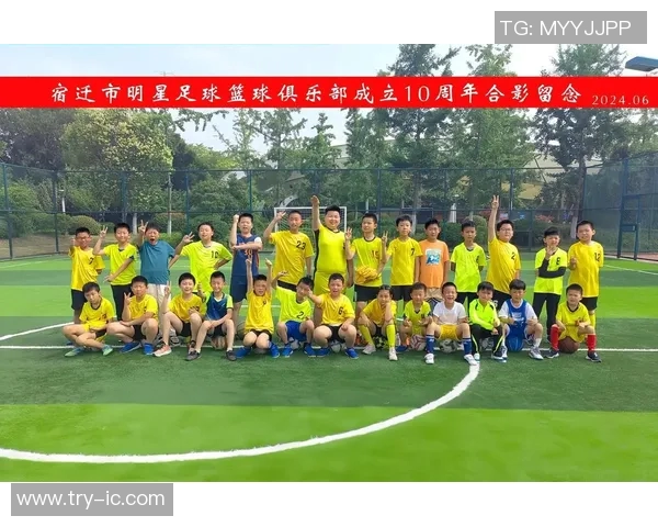 足球明星挑战极限踢足球进篮球框展现惊人技巧与创意表演 足球明星挑战极限踢足球进篮球框展现惊人技巧与创意表演